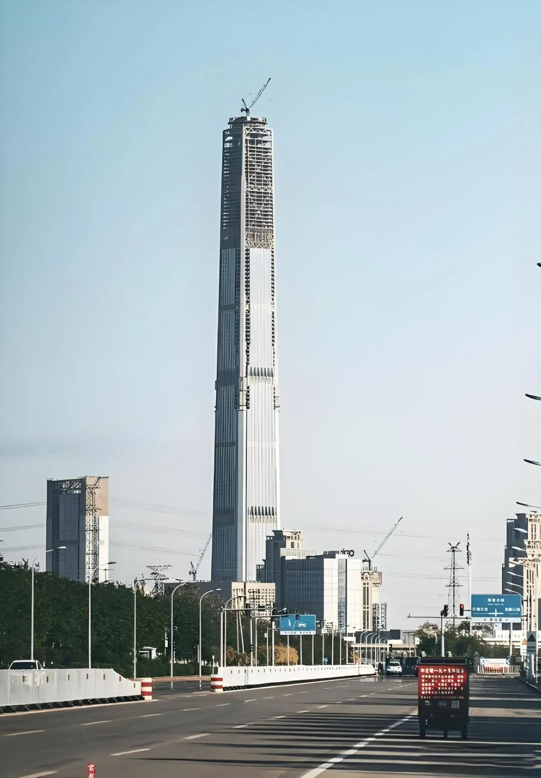最強接盤—300億丨信達地產(chǎn)：接盤高銀金融117大廈（世界最高爛尾樓）