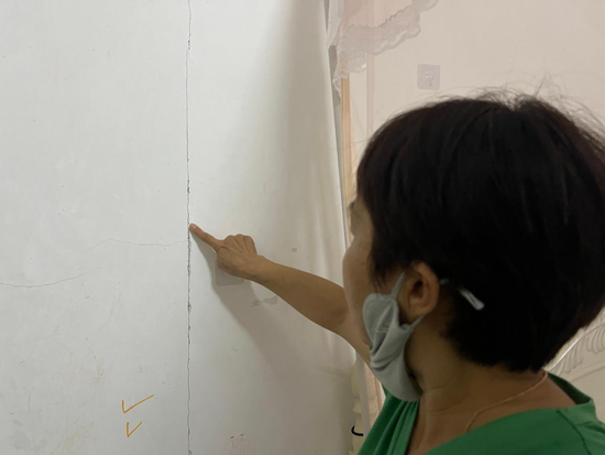 事涉359套！?？谝恍^(qū)樓體“集體”開裂！當?shù)卣呀槿?></p>
<p>　　住戶家墻體開裂。陳標志/攝</p>
<p>　　“我在家照看孩子，所以每天都會記錄墻壁開裂的情況?！?月5日下午，家住該小區(qū)8單元某樓層的梁女士指著墻壁上的裂縫告訴記者，她從6月2日開始統(tǒng)計，當時發(fā)現(xiàn)大大小小裂縫一共有5處，第二天就新增了6處，第三天又增加了3處……</p>
<p>　　“以前沒怎么留意，后來聽小區(qū)業(yè)主在議論房屋墻壁開裂的事，我才發(fā)現(xiàn)我家墻壁也出現(xiàn)了裂縫?！绷号糠Q，這些裂縫都是最近出現(xiàn)的，之前并沒有發(fā)現(xiàn)有開裂的情況。</p>
<p>　　業(yè)主告訴記者，椰海新城小區(qū)5~16號單元樓均出現(xiàn)房屋墻體開裂的情況，其中最嚴重的為小區(qū)北邊一排高層建筑，即9~16號單元樓問題最為嚴重。</p>
<p>　　記者還了解到，不僅僅是椰海新城小區(qū)房屋出現(xiàn)開裂情況，距離該小區(qū)不遠的新建住宅小區(qū)——椰海明珠小區(qū)也有業(yè)主告訴記者，他們小區(qū)的地庫已經出現(xiàn)了開裂情況。該小區(qū)物業(yè)工作人員也向記者表示，地下車庫出現(xiàn)的裂縫是近期出現(xiàn)的。</p>
<p>　　━━━━</p>
<p>　　項目施工所致？</p>
<p>　　那么，椰海新城小區(qū)究竟有多少戶房屋出現(xiàn)開裂情況呢？這些墻體開裂問題又是什么原因造成的？記者對此作了進一步的調查。</p>
<p>　　6月5日下午，數(shù)十名業(yè)主聚集在該小區(qū)物業(yè)服務中心，對自家房屋的開裂情況向物業(yè)工作人員進行反映匯總。記者在現(xiàn)場見到，物業(yè)服務中心工作人員按照業(yè)主反映的問題，逐一進行登記整理。</p>
<p>　　“截至今天下午4點30分，一共有359戶業(yè)主向我們反映了房屋開裂情況。”該小區(qū)物業(yè)服務中心相關負責人告訴記者，早在今年4月14日，就有業(yè)主開始向物業(yè)反映房屋墻體開裂問題。</p>
<p>　　記者了解到，截至6月3日中午的數(shù)據(jù)統(tǒng)計，共有290戶業(yè)主反映房屋墻體開裂情況。有業(yè)主告訴記者，大概是在5月中旬以后，大批小區(qū)業(yè)主的房屋集中出現(xiàn)墻體開裂的情況。</p>
<p>　　據(jù)物業(yè)工作人員介紹，椰海新城小區(qū)于2013年前后交付業(yè)主，一共16個單元樓，1169戶住戶，當前入住率在80%以上。該小區(qū)在?？诃偵絽^(qū)邁瀛片區(qū)屬于較典型的剛需住宅小區(qū)，居住人口較為密集。</p>
<p><p style=