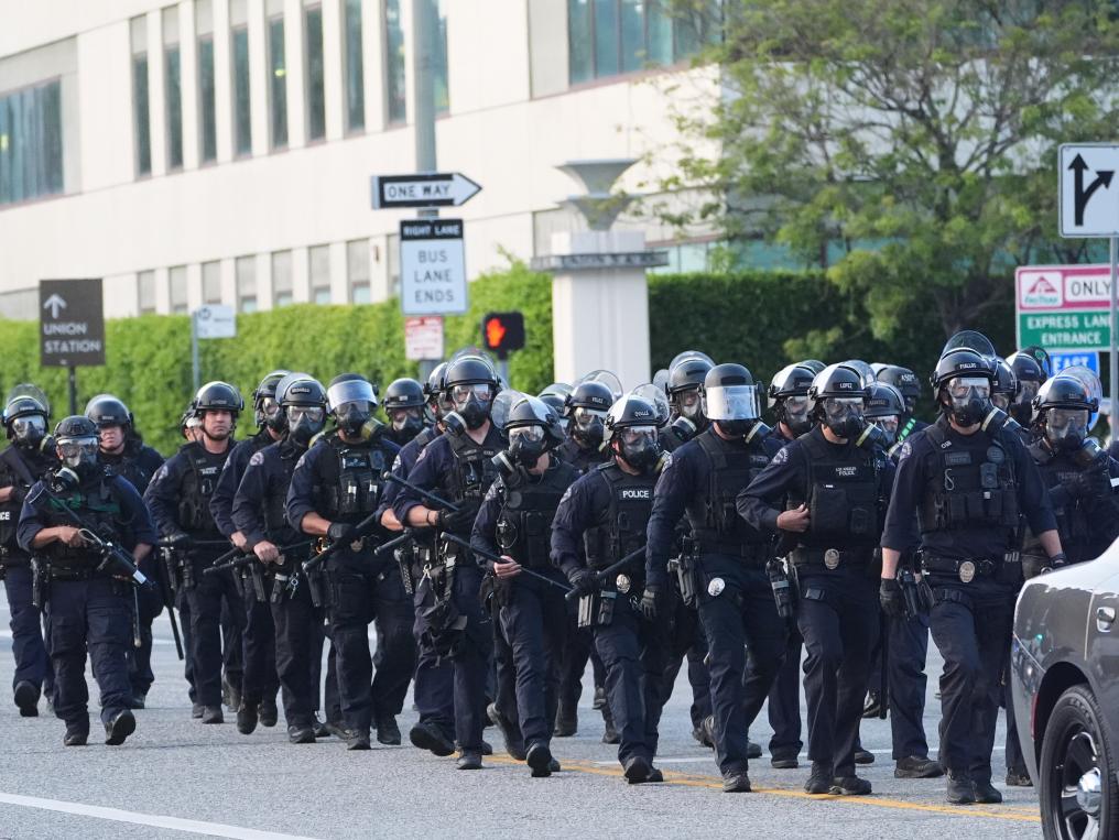洛杉磯亂了！特朗普下令部署國民警衛(wèi)隊 防長稱或出動軍隊